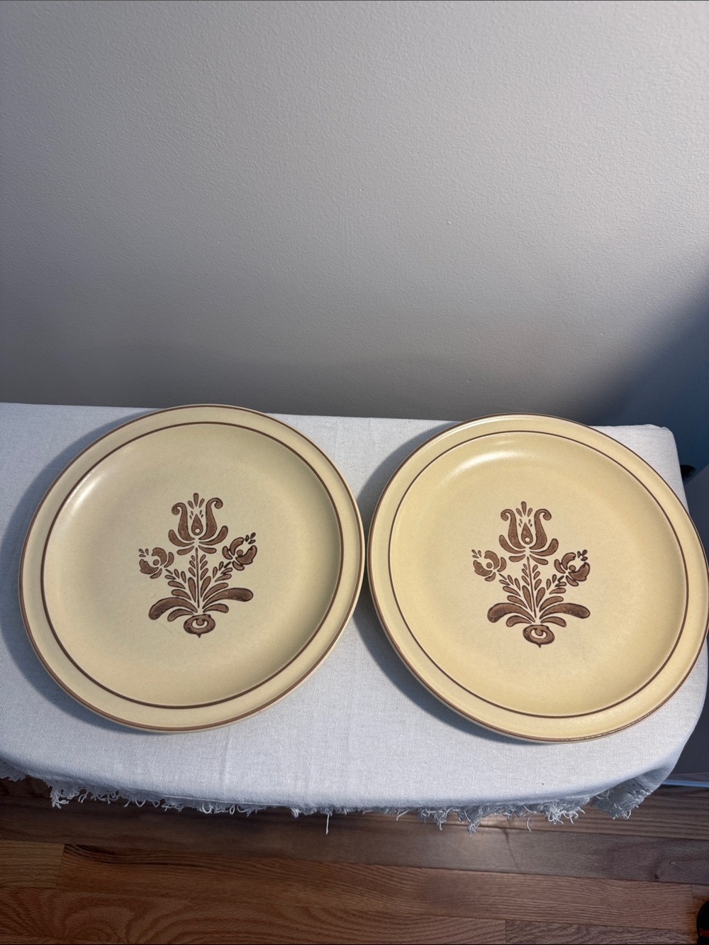 The Pfaltzgraff Vintage Village Stoneware
Brown Floral Motif - Set of 2